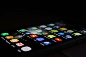 手机卡 你也许不记得自己注册过哪些应用,但手机号知道;你也许忘了自己的登录密码,但手机号能找回……在移动互联时代,手机号如同一把识别身份的“钥匙